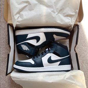 Men Jordan 1 Mid Armory Navy in Navy Blue White 554724-411